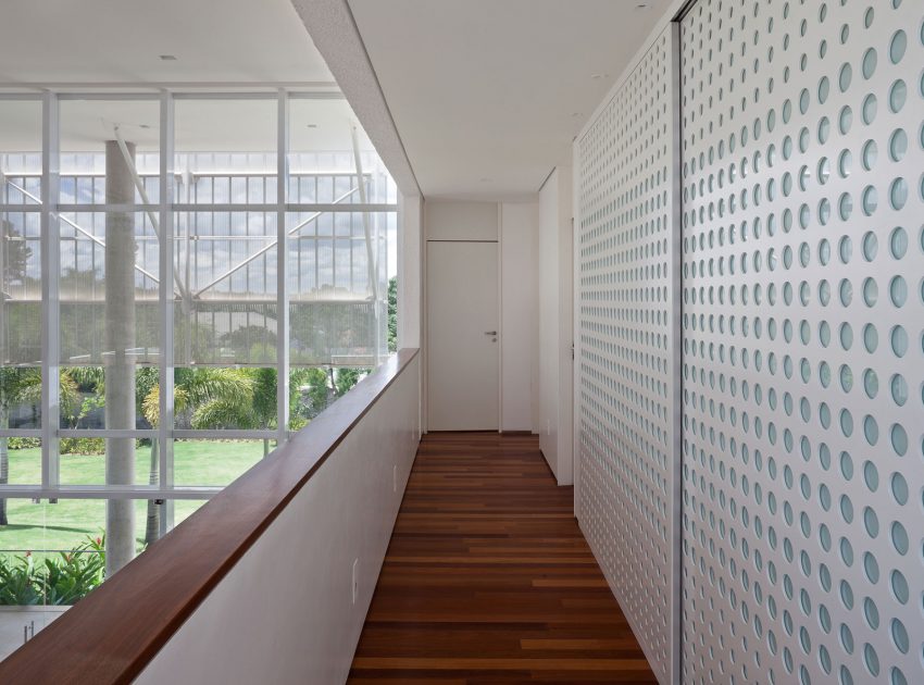 An Amazing Contemporary House Filled with Natural Light and White Exteriors in Brasilia by Sérgio Parada Arquitetos (10)