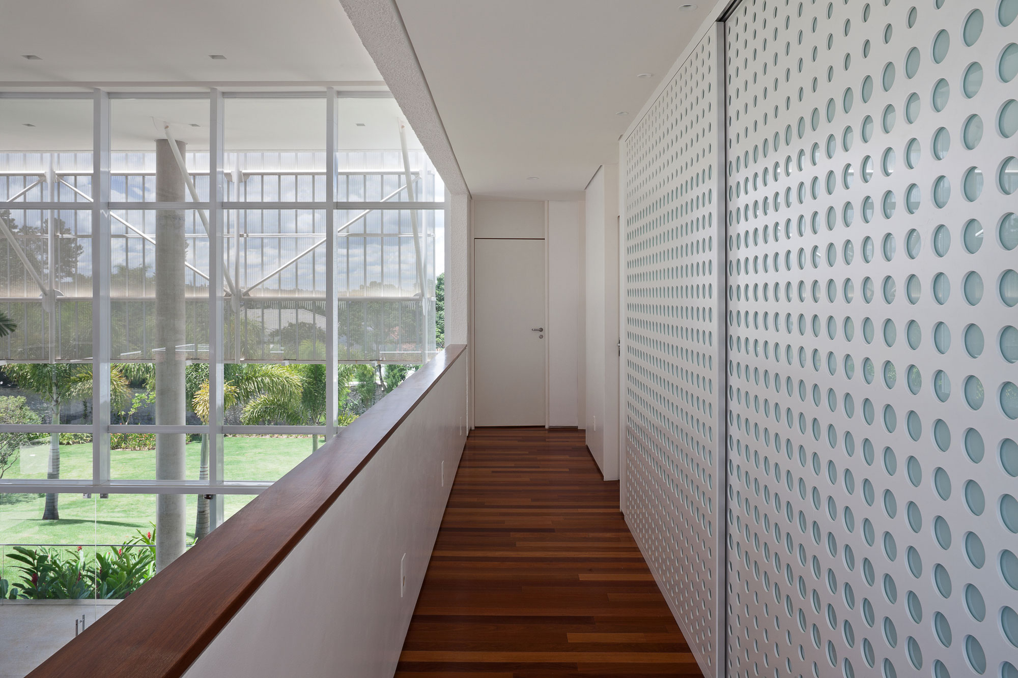 An Amazing Contemporary House Filled with Natural Light and White Exteriors in Brasilia by Sérgio Parada Arquitetos (10)