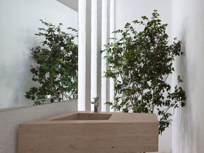 An Amazing Contemporary House Filled with Natural Light and White Exteriors in Brasilia by Sérgio Parada Arquitetos (11)