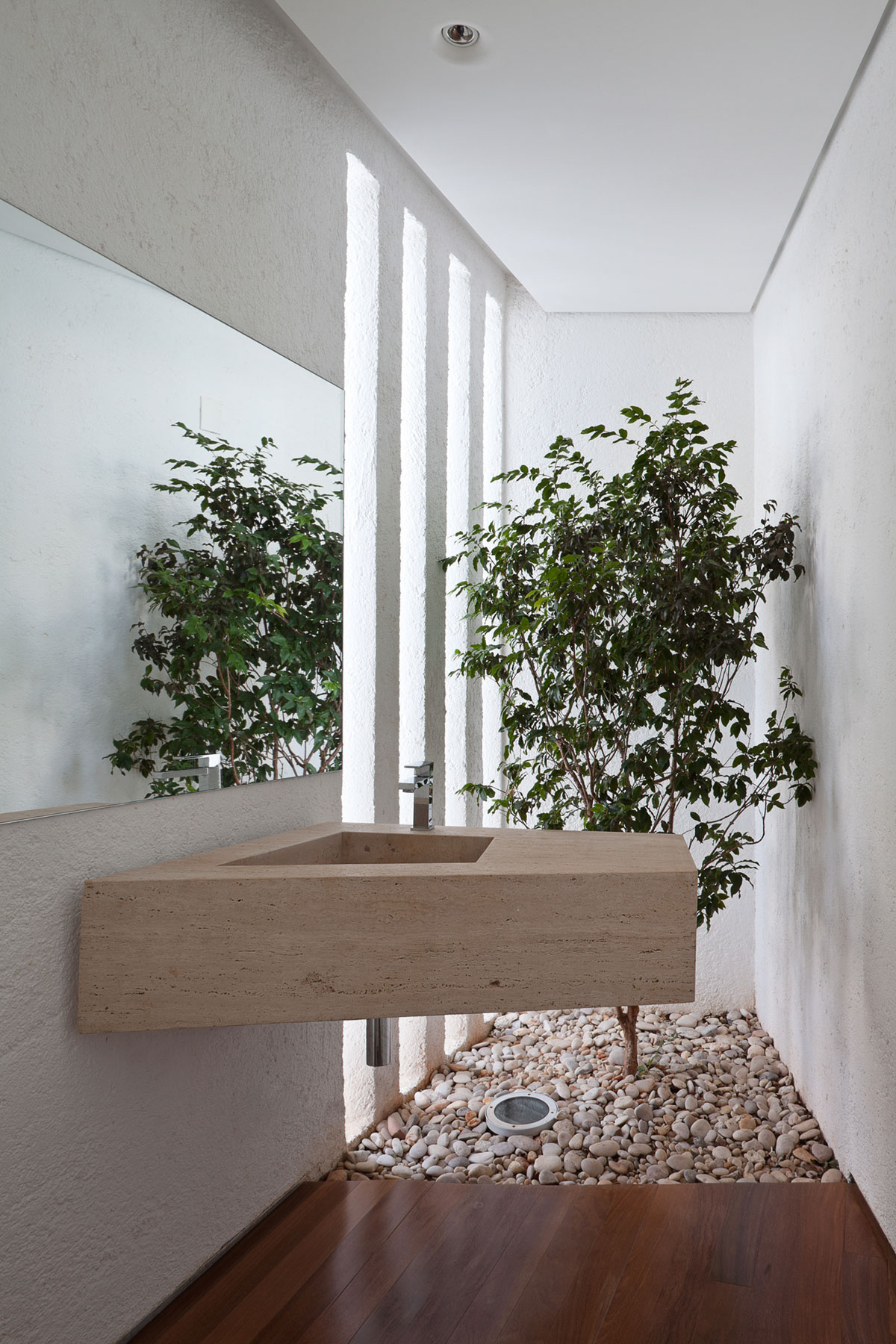 An Amazing Contemporary House Filled with Natural Light and White Exteriors in Brasilia by Sérgio Parada Arquitetos (11)