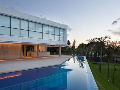 An Amazing Contemporary House Filled with Natural Light and White Exteriors in Brasilia by Sérgio Parada Arquitetos (12)