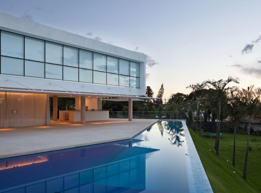 An Amazing Contemporary House Filled with Natural Light and White Exteriors in Brasilia by Sérgio Parada Arquitetos (12)