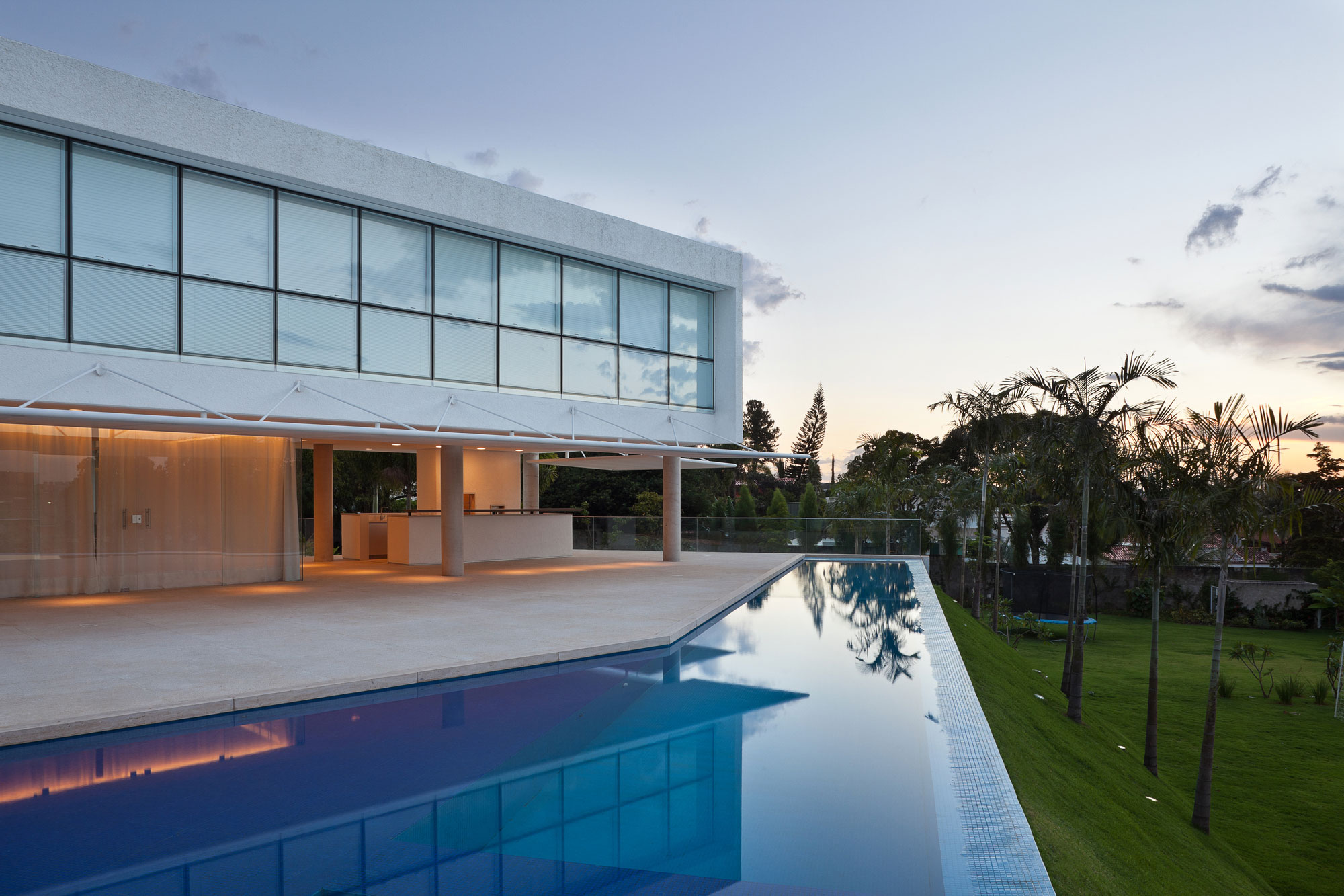 An Amazing Contemporary House Filled with Natural Light and White Exteriors in Brasilia by Sérgio Parada Arquitetos (12)