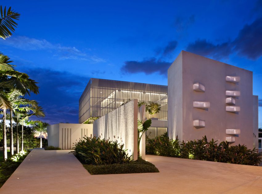 An Amazing Contemporary House Filled with Natural Light and White Exteriors in Brasilia by Sérgio Parada Arquitetos (13)