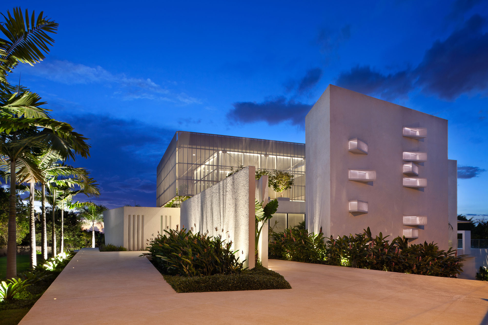 An Amazing Contemporary House Filled with Natural Light and White Exteriors in Brasilia by Sérgio Parada Arquitetos (13)