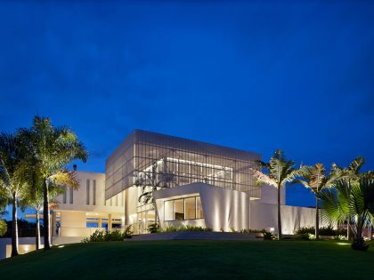 An Amazing Contemporary House Filled with Natural Light and White Exteriors in Brasilia by Sérgio Parada Arquitetos (15)