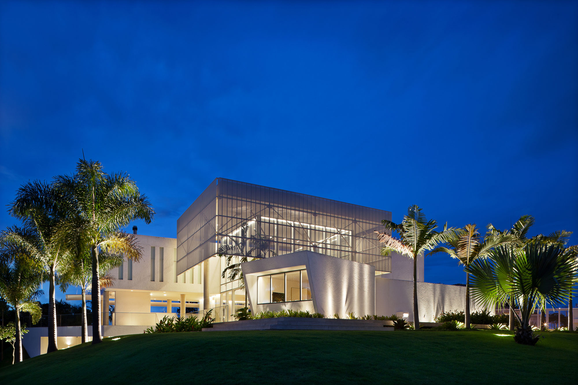 An Amazing Contemporary House Filled with Natural Light and White Exteriors in Brasilia by Sérgio Parada Arquitetos (15)