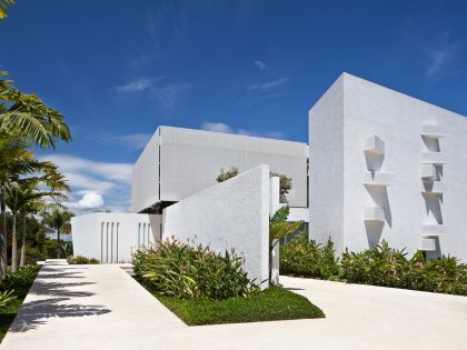 An Amazing Contemporary House Filled with Natural Light and White Exteriors in Brasilia by Sérgio Parada Arquitetos (2)