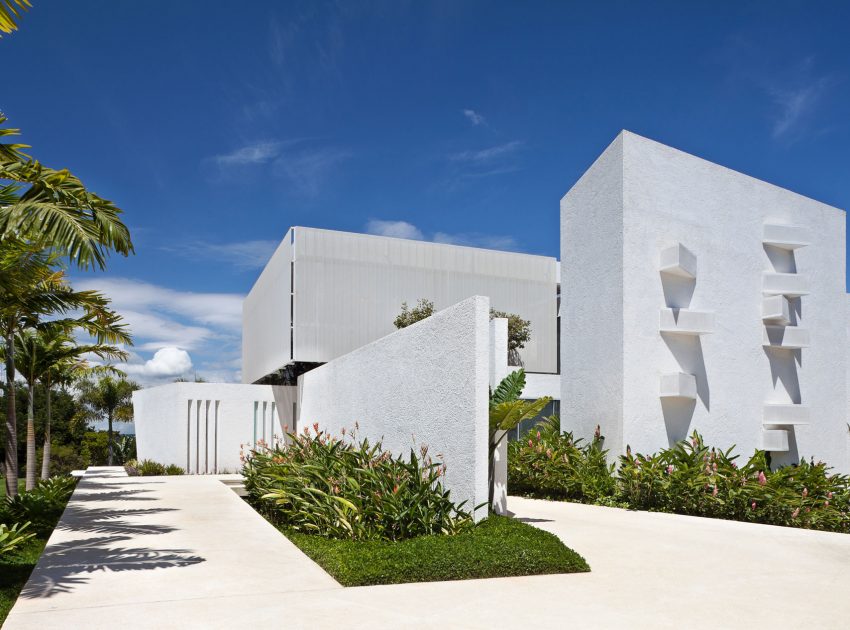 An Amazing Contemporary House Filled with Natural Light and White Exteriors in Brasilia by Sérgio Parada Arquitetos (2)