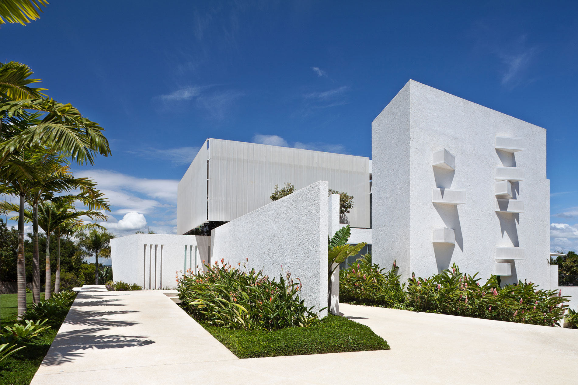 An Amazing Contemporary House Filled with Natural Light and White Exteriors in Brasilia by Sérgio Parada Arquitetos (2)