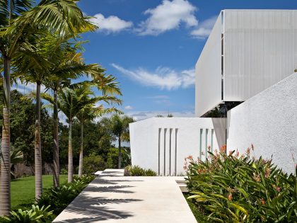 An Amazing Contemporary House Filled with Natural Light and White Exteriors in Brasilia by Sérgio Parada Arquitetos (3)