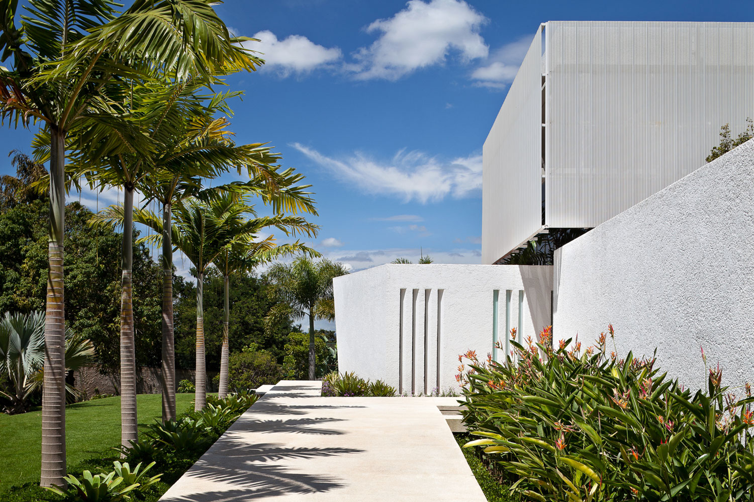 An Amazing Contemporary House Filled with Natural Light and White Exteriors in Brasilia by Sérgio Parada Arquitetos (3)