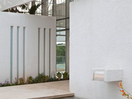 An Amazing Contemporary House Filled with Natural Light and White Exteriors in Brasilia by Sérgio Parada Arquitetos (4)