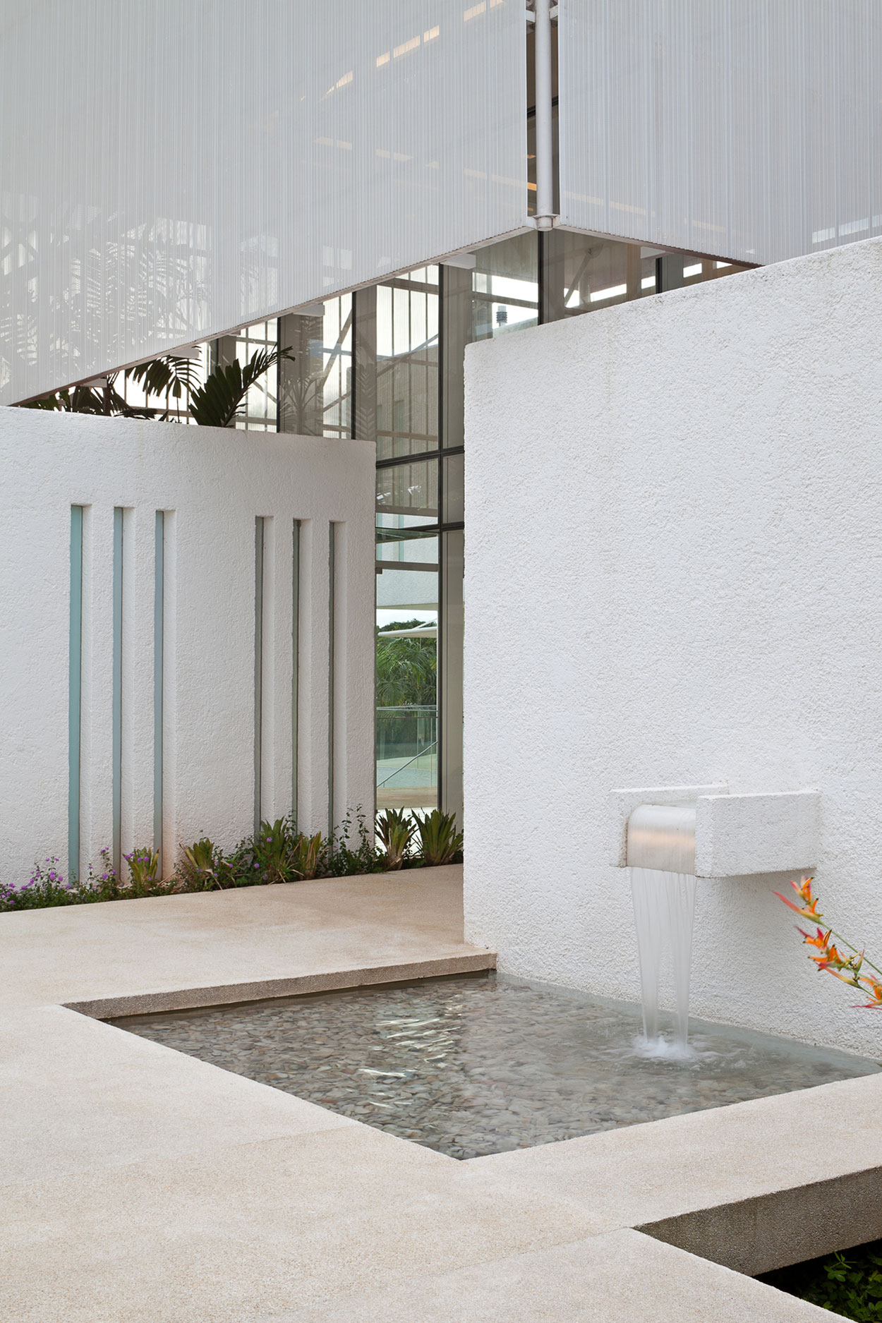 An Amazing Contemporary House Filled with Natural Light and White Exteriors in Brasilia by Sérgio Parada Arquitetos (4)