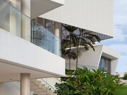 An Amazing Contemporary House Filled with Natural Light and White Exteriors in Brasilia by Sérgio Parada Arquitetos (5)