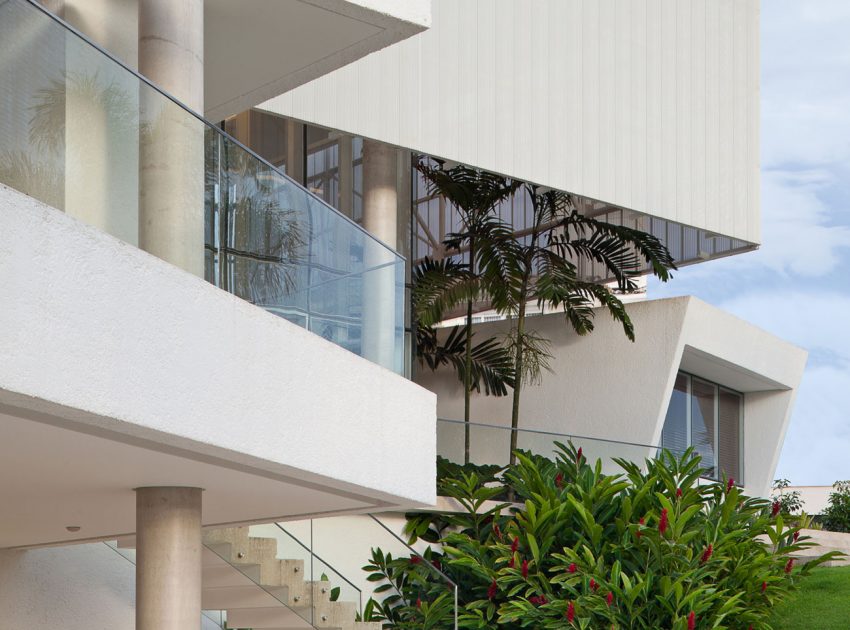 An Amazing Contemporary House Filled with Natural Light and White Exteriors in Brasilia by Sérgio Parada Arquitetos (5)