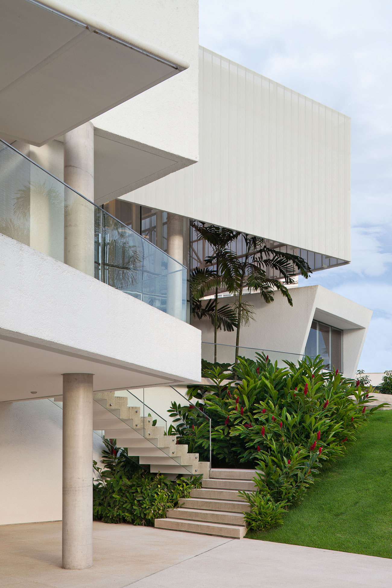 An Amazing Contemporary House Filled with Natural Light and White Exteriors in Brasilia by Sérgio Parada Arquitetos (5)