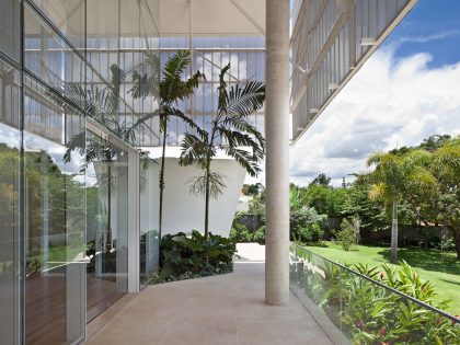 An Amazing Contemporary House Filled with Natural Light and White Exteriors in Brasilia by Sérgio Parada Arquitetos (6)