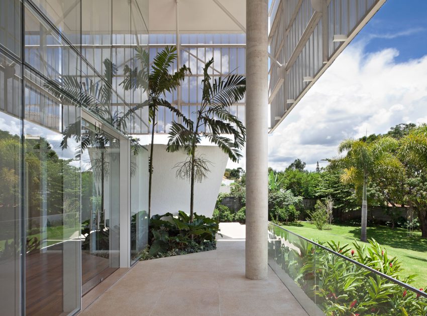 An Amazing Contemporary House Filled with Natural Light and White Exteriors in Brasilia by Sérgio Parada Arquitetos (6)