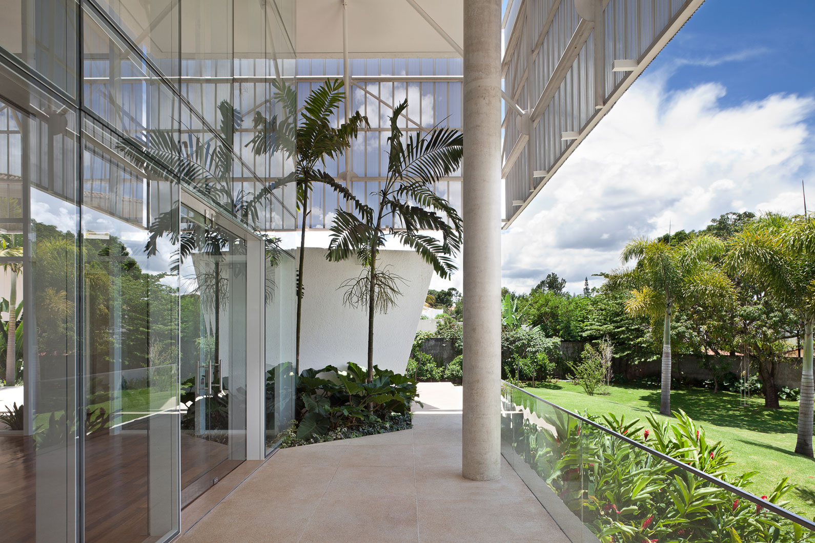 An Amazing Contemporary House Filled with Natural Light and White Exteriors in Brasilia by Sérgio Parada Arquitetos (6)