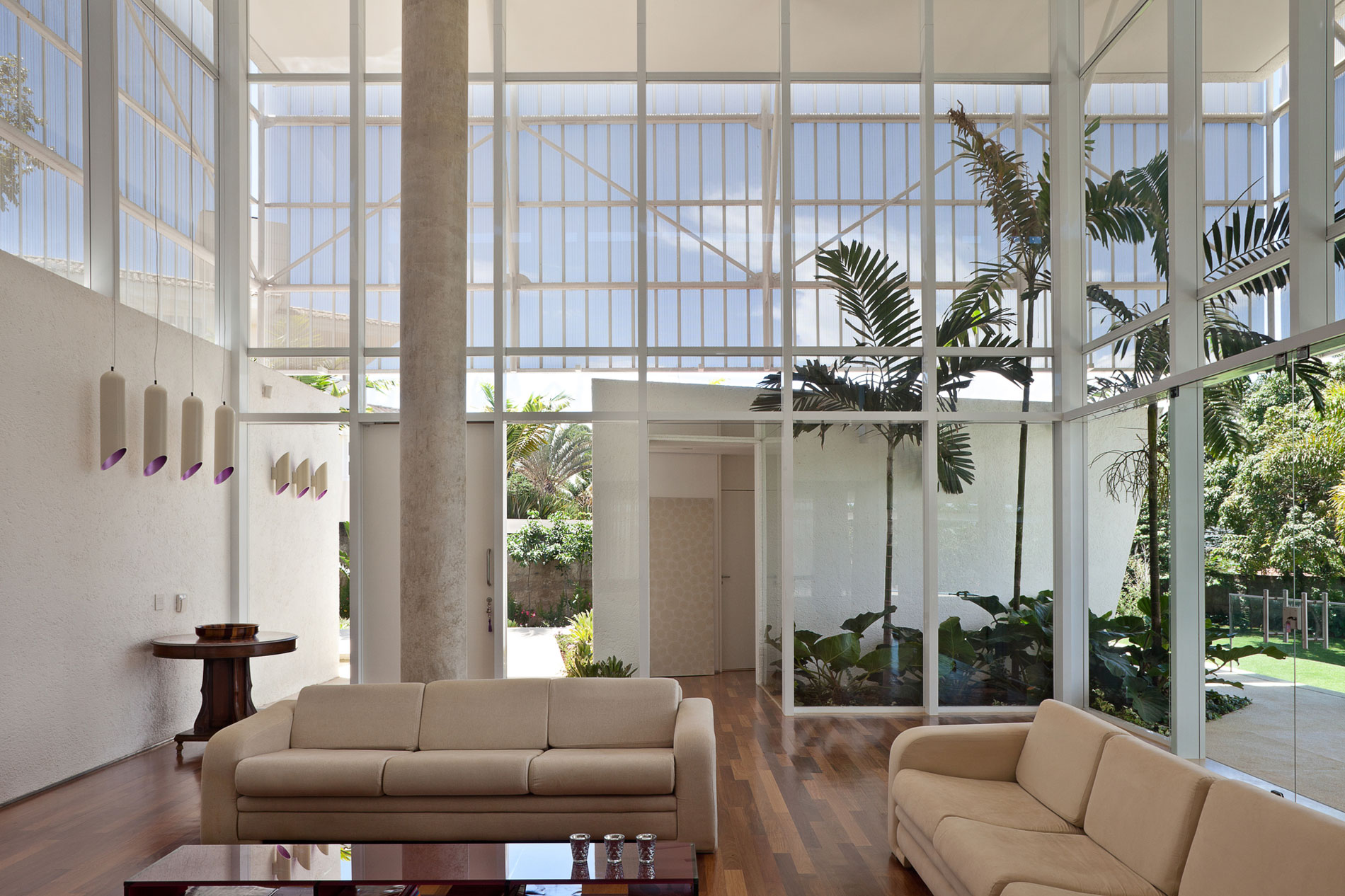 An Amazing Contemporary House Filled with Natural Light and White Exteriors in Brasilia by Sérgio Parada Arquitetos (8)