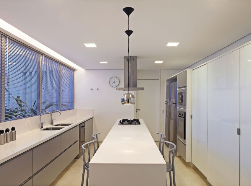 An Amazing Contemporary House Filled with Natural Light and White Exteriors in Brasilia by Sérgio Parada Arquitetos (9)