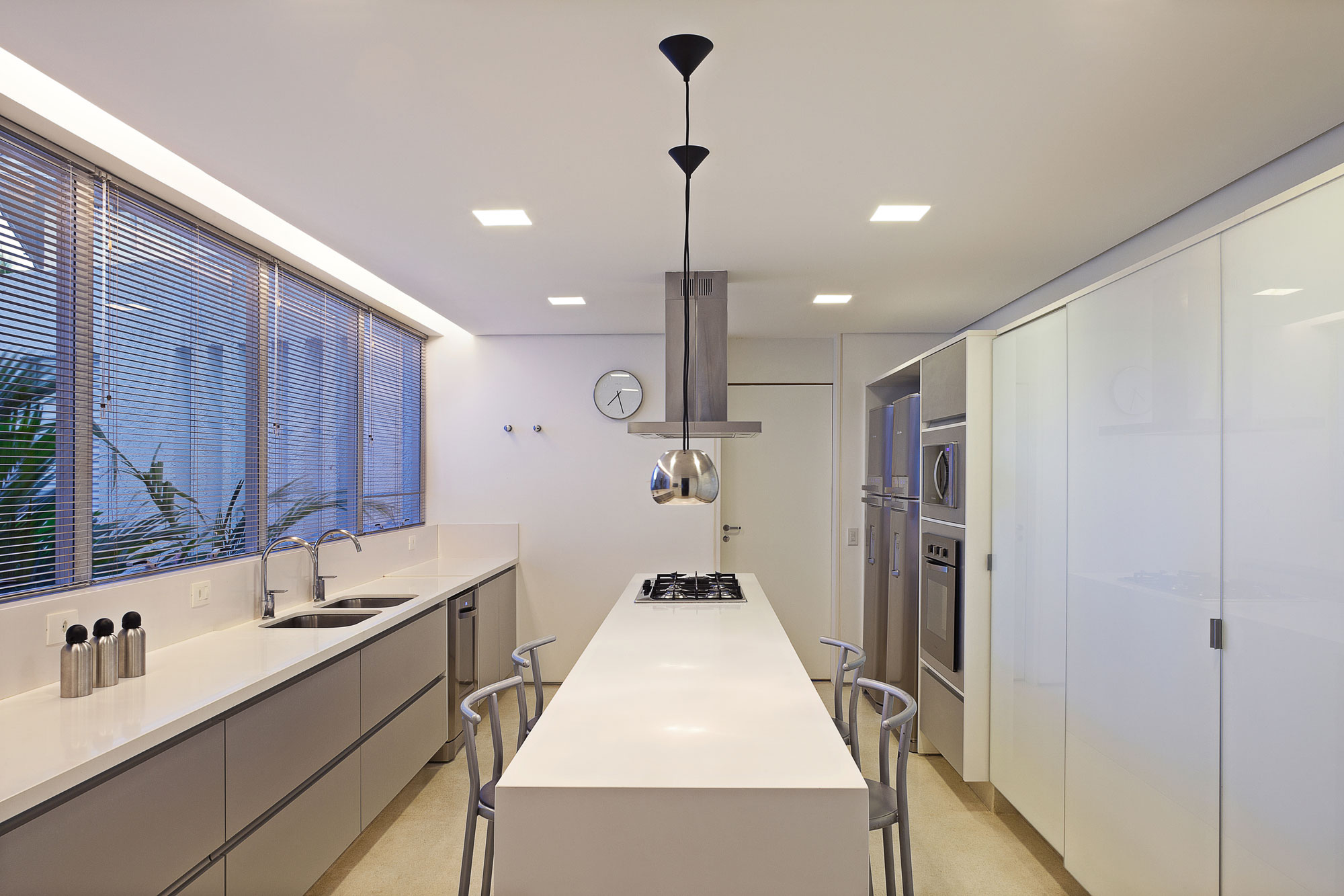 An Amazing Contemporary House Filled with Natural Light and White Exteriors in Brasilia by Sérgio Parada Arquitetos (9)