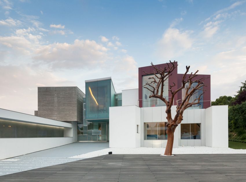 An Eco-Friendly Modern Home with Stunning and Asymmetrical Exterior in Madrid, Spain by ABIBOO Architecture (1)