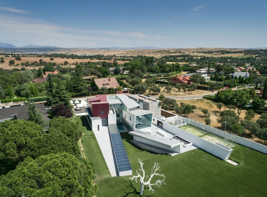 An Eco-Friendly Modern Home with Stunning and Asymmetrical Exterior in Madrid, Spain by ABIBOO Architecture (10)