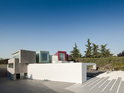 An Eco-Friendly Modern Home with Stunning and Asymmetrical Exterior in Madrid, Spain by ABIBOO Architecture (12)