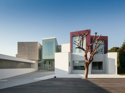 An Eco-Friendly Modern Home with Stunning and Asymmetrical Exterior in Madrid, Spain by ABIBOO Architecture (14)