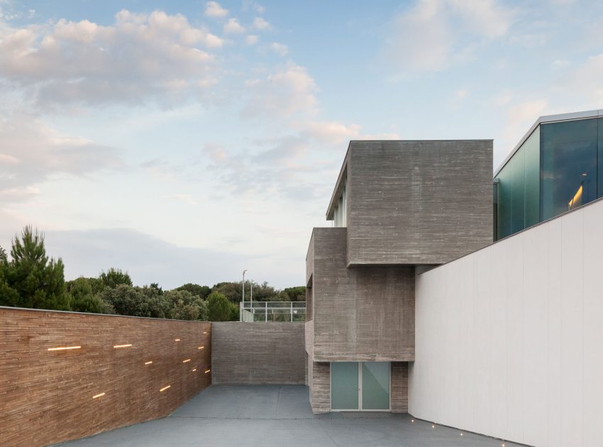 An Eco-Friendly Modern Home with Stunning and Asymmetrical Exterior in Madrid, Spain by ABIBOO Architecture (18)