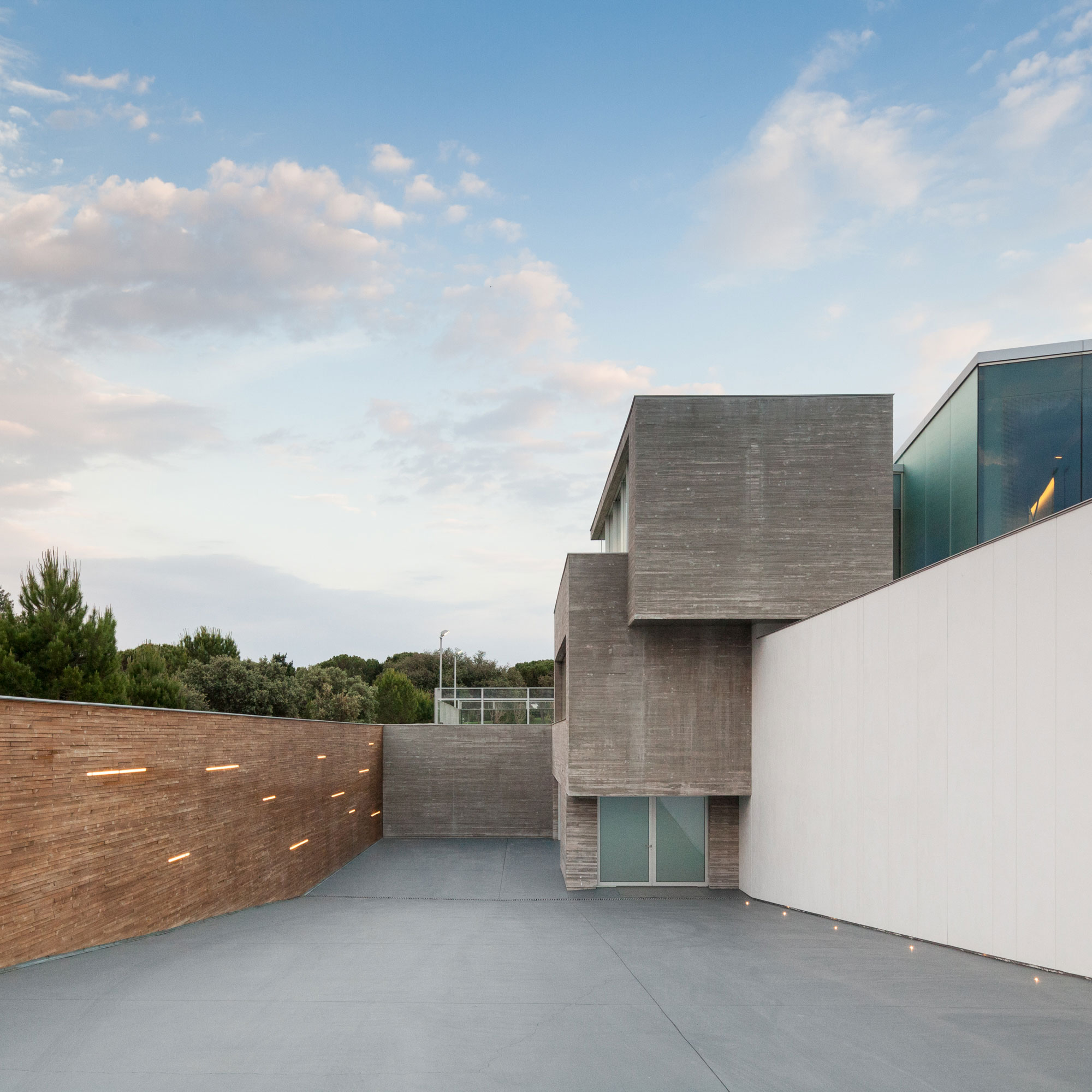 An Eco-Friendly Modern Home with Stunning and Asymmetrical Exterior in Madrid, Spain by ABIBOO Architecture (18)