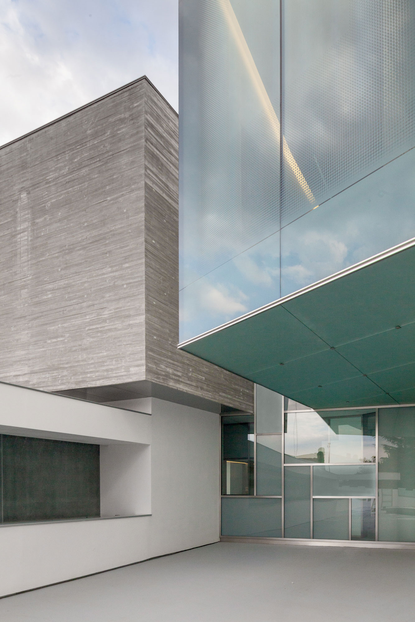 An Eco-Friendly Modern Home with Stunning and Asymmetrical Exterior in Madrid, Spain by ABIBOO Architecture (24)