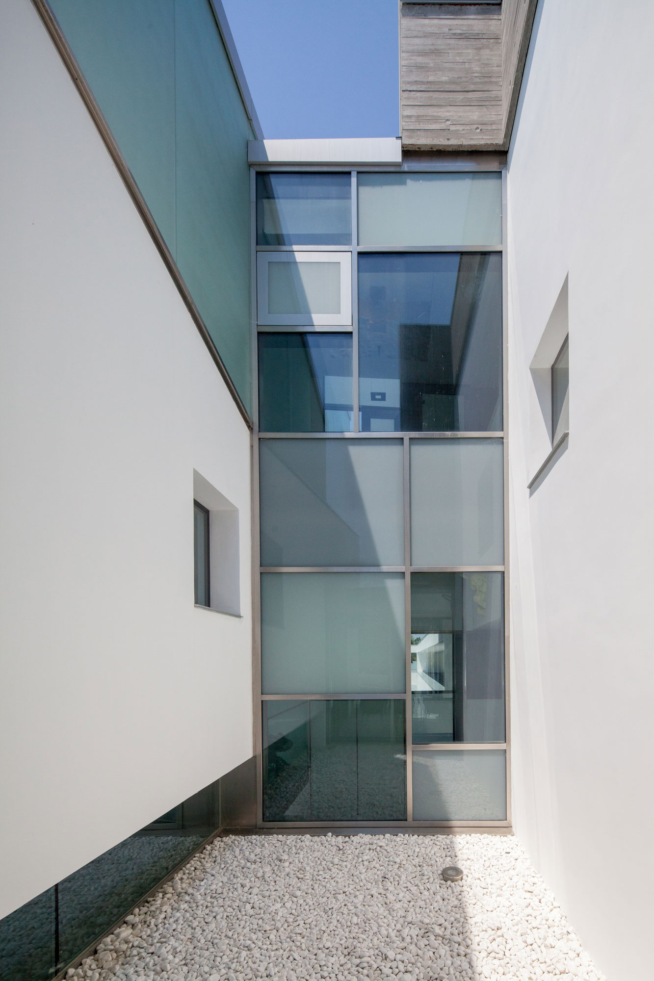 An Eco-Friendly Modern Home with Stunning and Asymmetrical Exterior in Madrid, Spain by ABIBOO Architecture (27)