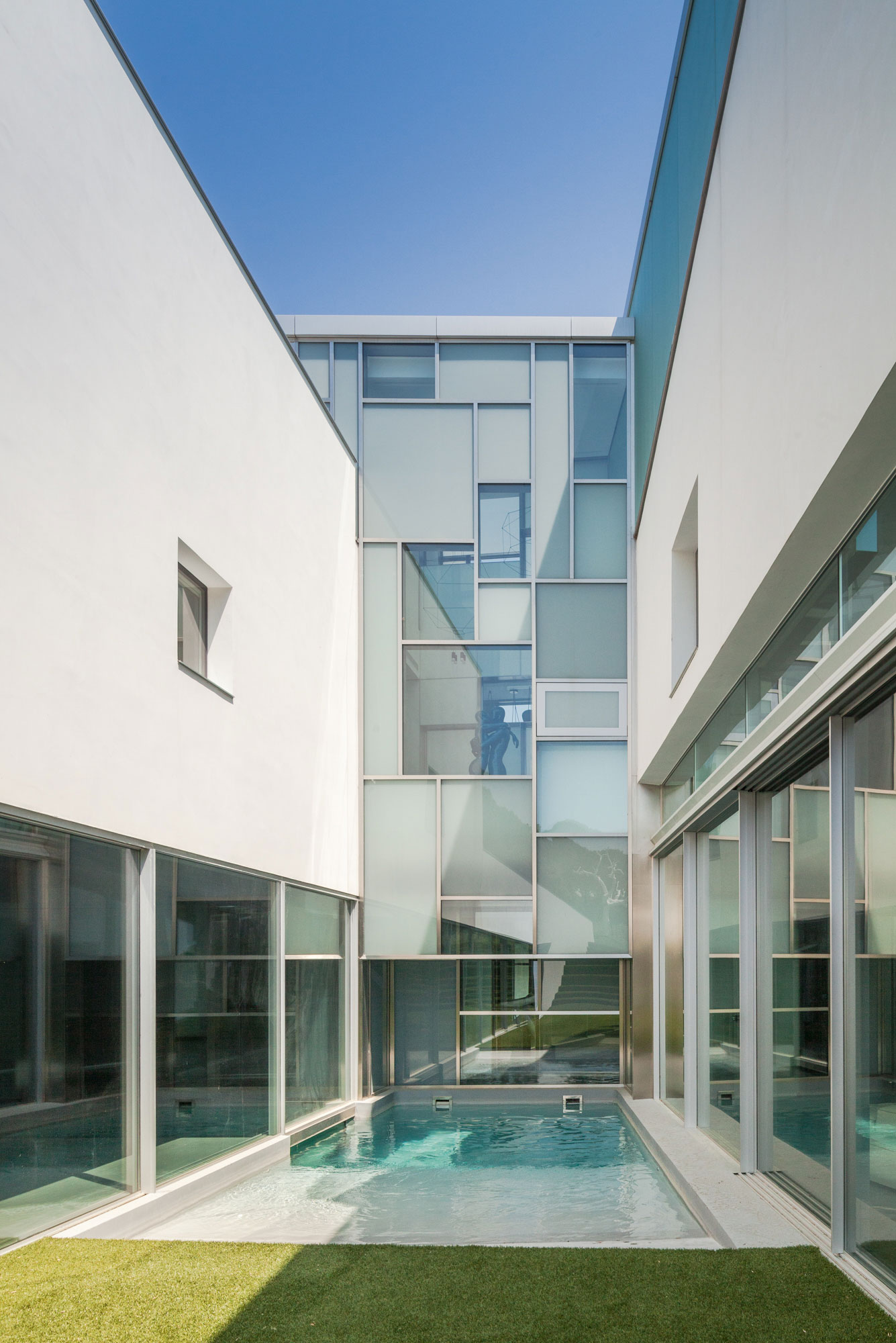 An Eco-Friendly Modern Home with Stunning and Asymmetrical Exterior in Madrid, Spain by ABIBOO Architecture (29)