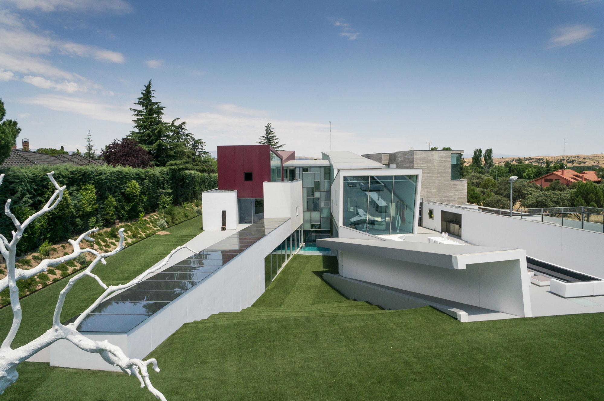 An Eco-Friendly Modern Home with Stunning and Asymmetrical Exterior in Madrid, Spain by ABIBOO Architecture (3)