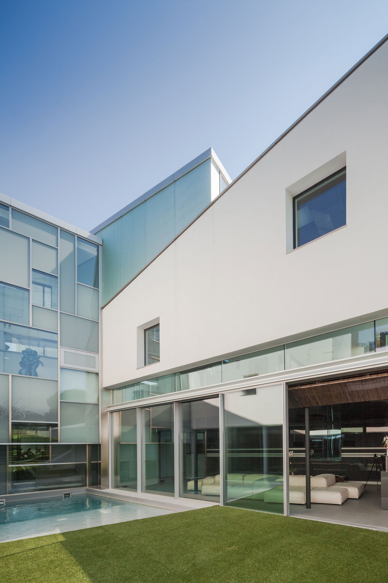 An Eco-Friendly Modern Home with Stunning and Asymmetrical Exterior in Madrid, Spain by ABIBOO Architecture (30)