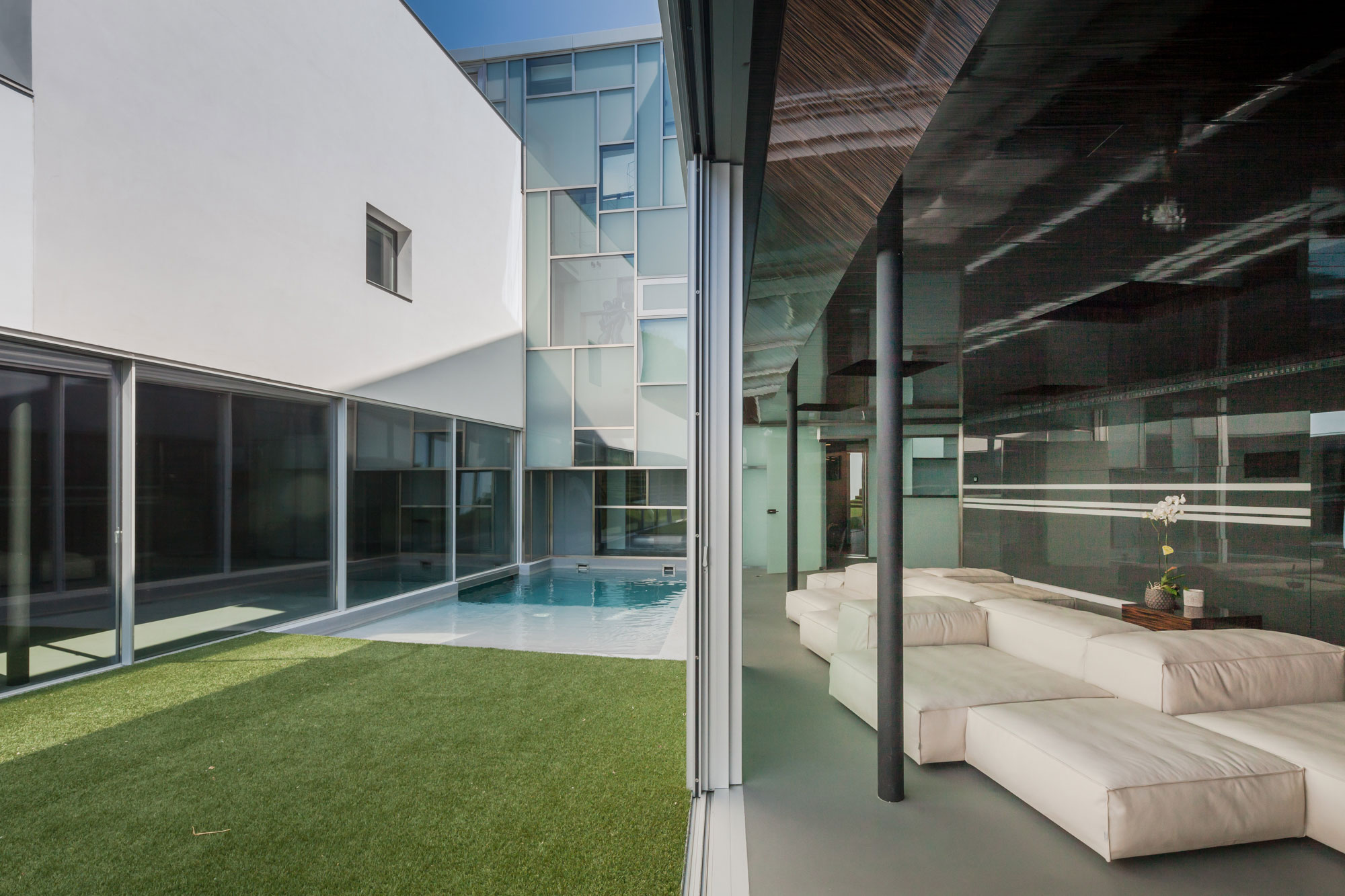 An Eco-Friendly Modern Home with Stunning and Asymmetrical Exterior in Madrid, Spain by ABIBOO Architecture (31)