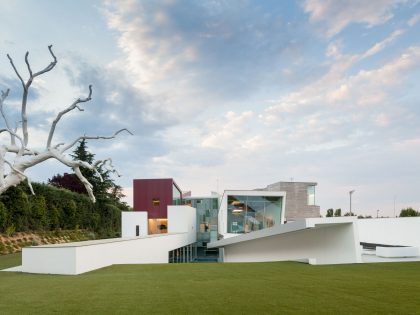 An Eco-Friendly Modern Home with Stunning and Asymmetrical Exterior in Madrid, Spain by ABIBOO Architecture (4)