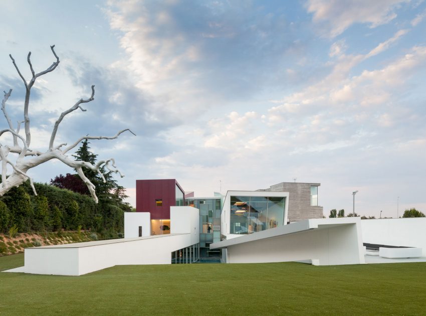 An Eco-Friendly Modern Home with Stunning and Asymmetrical Exterior in Madrid, Spain by ABIBOO Architecture (4)