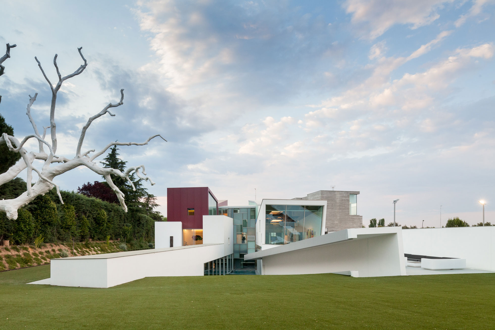 An Eco-Friendly Modern Home with Stunning and Asymmetrical Exterior in Madrid, Spain by ABIBOO Architecture (4)