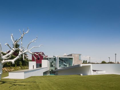 An Eco-Friendly Modern Home with Stunning and Asymmetrical Exterior in Madrid, Spain by ABIBOO Architecture (5)