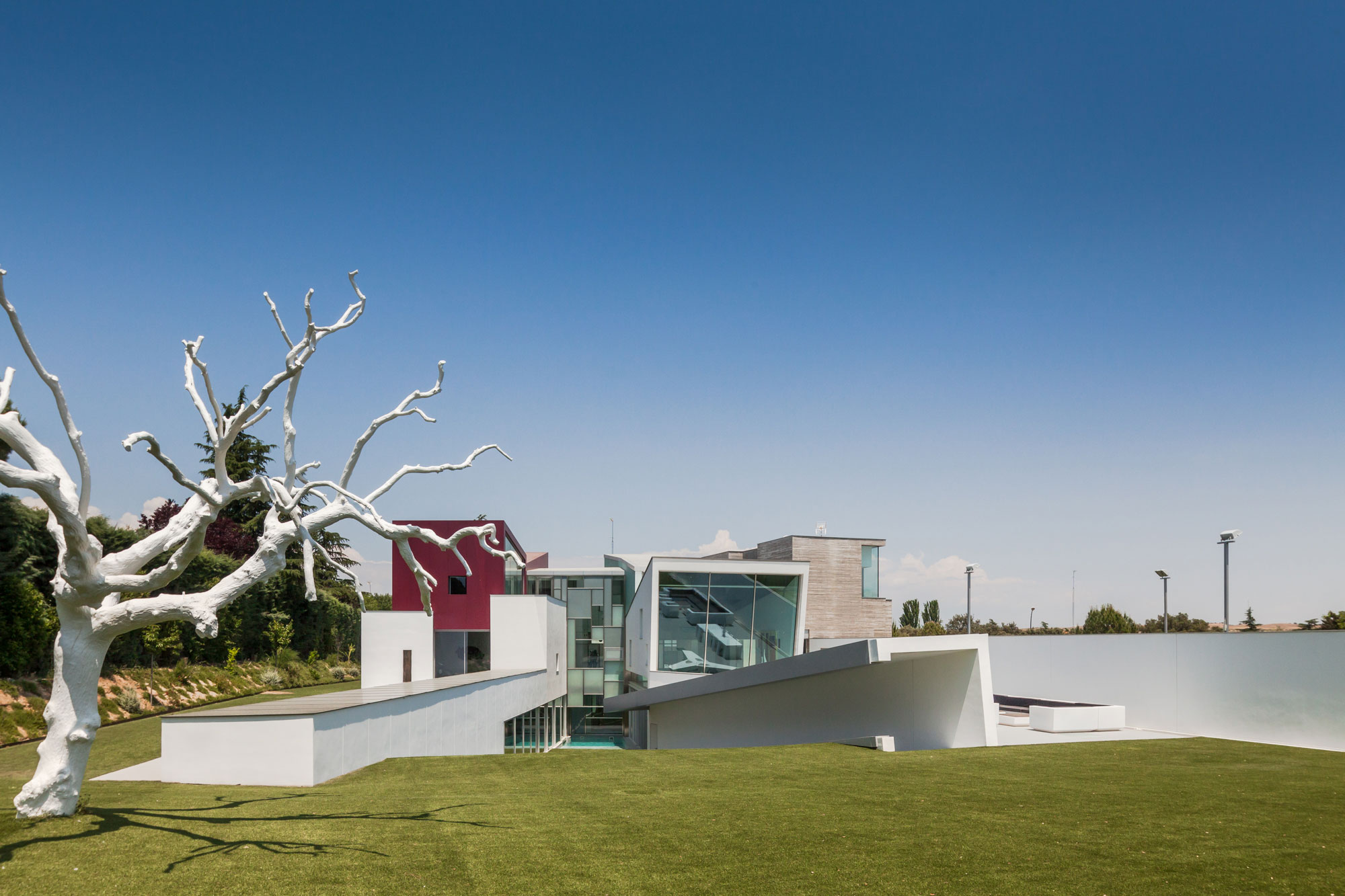 An Eco-Friendly Modern Home with Stunning and Asymmetrical Exterior in Madrid, Spain by ABIBOO Architecture (5)
