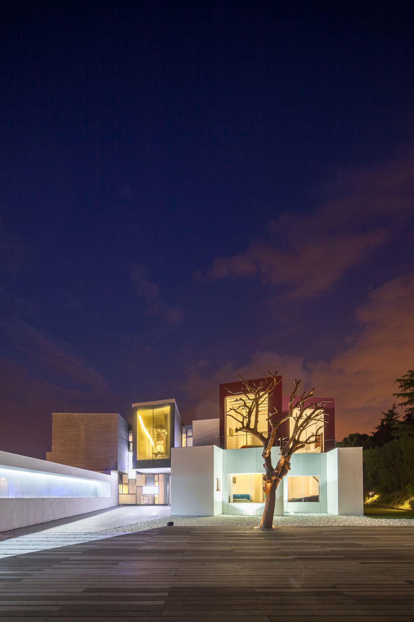 An Eco-Friendly Modern Home with Stunning and Asymmetrical Exterior in Madrid, Spain by ABIBOO Architecture (52)