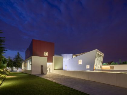 An Eco-Friendly Modern Home with Stunning and Asymmetrical Exterior in Madrid, Spain by ABIBOO Architecture (53)