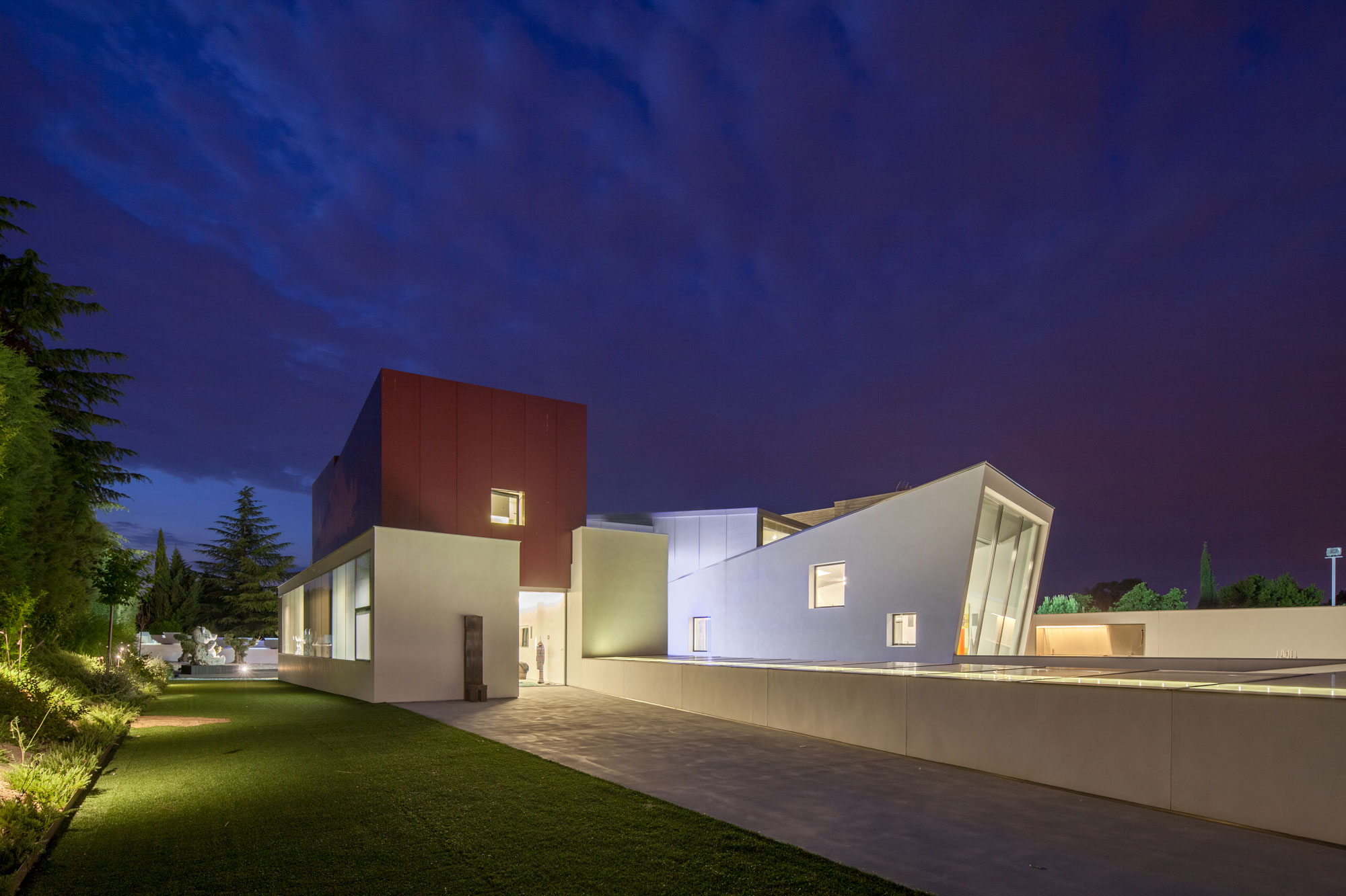 An Eco-Friendly Modern Home with Stunning and Asymmetrical Exterior in Madrid, Spain by ABIBOO Architecture (53)