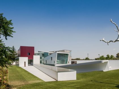 An Eco-Friendly Modern Home with Stunning and Asymmetrical Exterior in Madrid, Spain by ABIBOO Architecture (7)