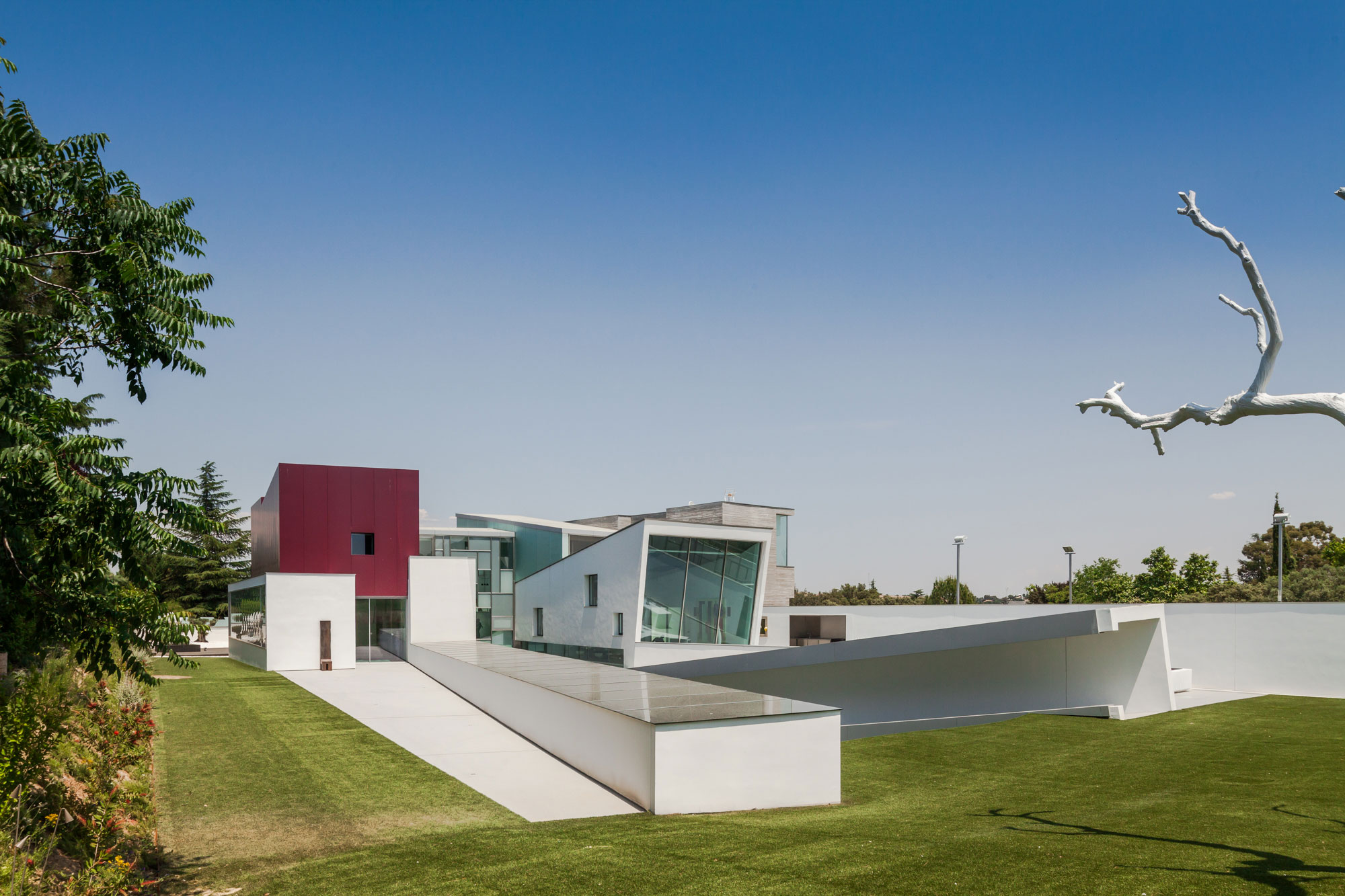 An Eco-Friendly Modern Home with Stunning and Asymmetrical Exterior in Madrid, Spain by ABIBOO Architecture (7)