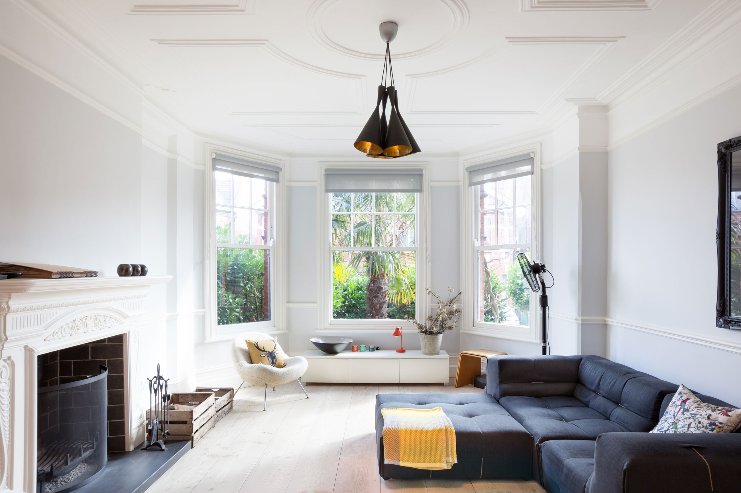 An Elegant Contemporary Home Flooded with Natural Light in London by deDraft (1)